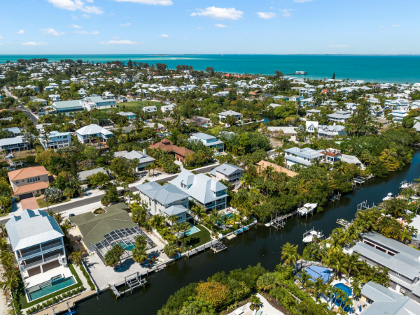 Exquisite 4 Bedroom Vacation Rental with Great Amenities
